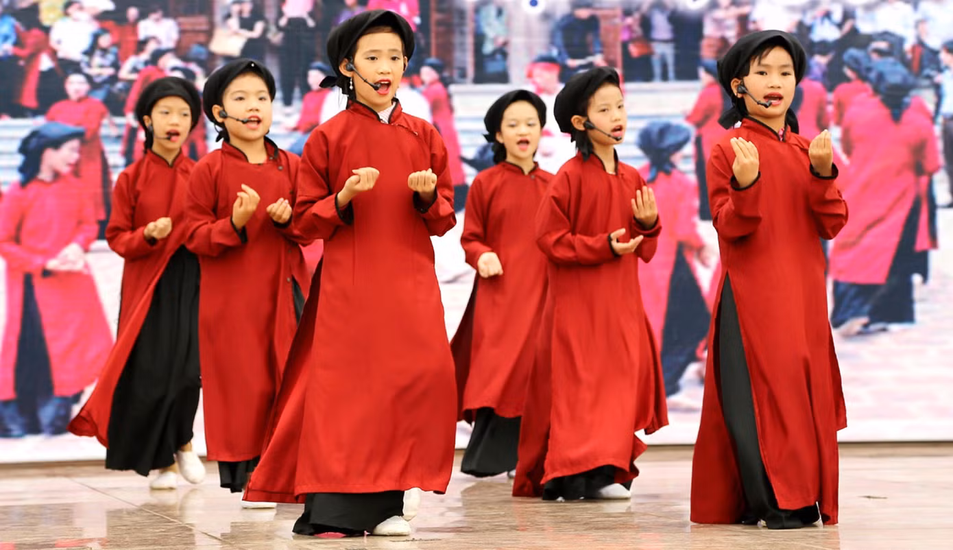 Bên cạnh trải nghiệm hoạt động tín ngưỡng tại đền Hùng, du khách còn được thưởng thức làn điệu hát xoan.