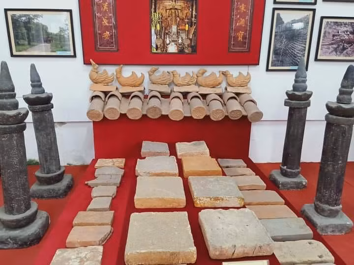 Bộ sưu tập cột kinh Phật thời Đinh thế kỷ X được lưu giữ tại Bảo tàng tỉnh Ninh Bình đều được tạo từ chất liệu đá xanh, gồm chân tảng, chân đế, thân cột, thớt đệm, đài sen và búp sen. Các phần được ghép với nhau bằng ngõng, mộng, dựng thẳng đứng, không sử dụng chất kết dính. Trên các mặt cột kinh khắc minh văn chữ Hán… Cho đến nay, đây là nguồn sử liệu thành văn duy nhất được lập dưới triều Đinh còn hiện diện. Văn tự chữ Hán trên cột kinh không chỉ phản ánh sự kiện lịch sử mà còn nói lên sự phát triển của chữ viết thế kỷ 10. Đây chính là bi ký có niên đại sớm nhất của thời kỳ phong kiến tự chủ đã phát hiện được từ trước đến nay.