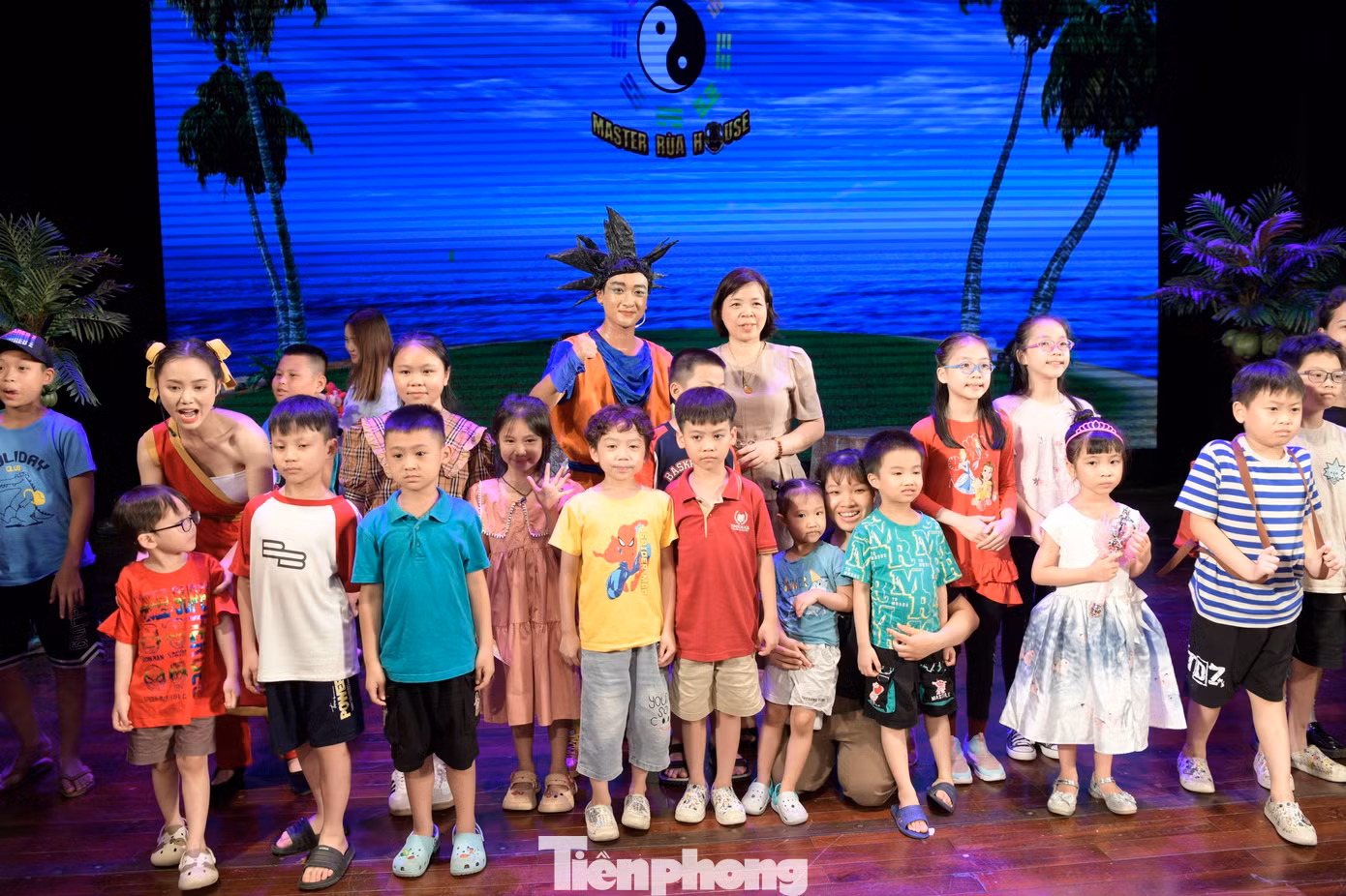 Trong Rồng thần trở lại nhân vật được yêu thích nhất không ai khác ngoài nhân vật chính Songuku. Điều này lý giải tại sao sau khi vở kết thúc, nhiều khán giả nhí lại ùa vào, muốn chụp ảnh cùng nghệ sĩ.