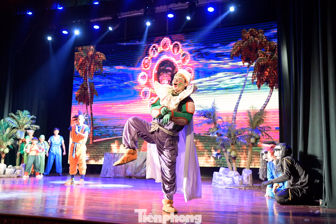 Ngoài những thông điệp mới về môi trường, Rồng thần trở lại cũng là vở kịch đặc biệt khi chú trọng đến tính tương tác giữa khán giả và diễn viên.