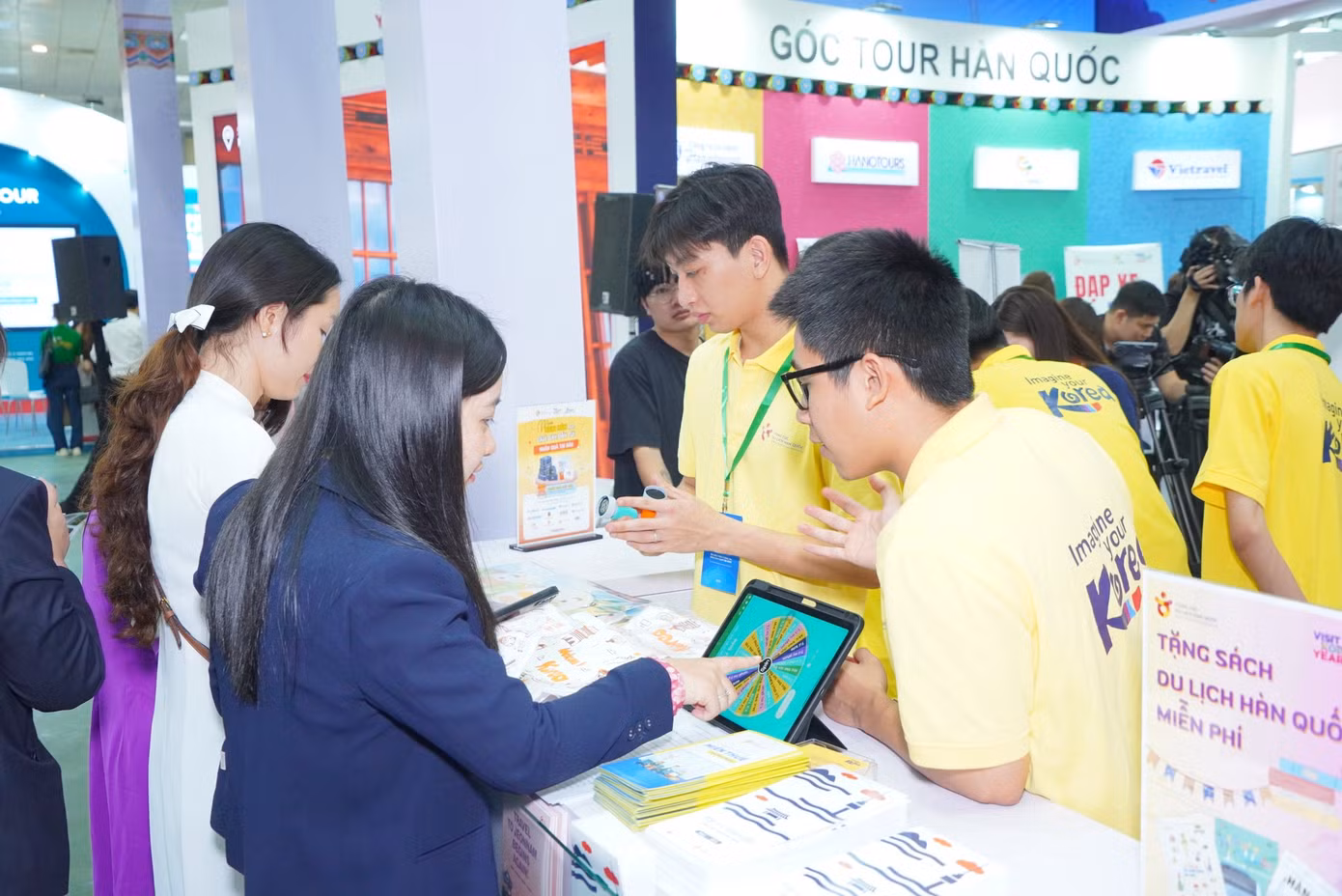 Du khách chơi trò chơi, nhận quà tại Hội chợ Du lịch quốc tế Hà Nội 2024.