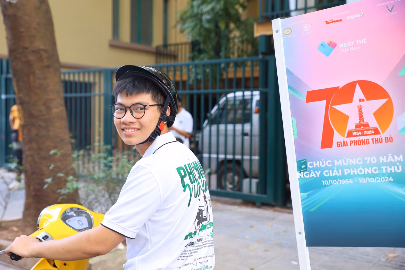 Bạn Nguyễn Hiếu (22 tuổi, Hà Nội) hào hứng tham gia đoàn roadshow của Ngày Thẻ Việt Nam 2024. "Đây là sự kiện thú vị, thu hút nhiều bạn trẻ, sinh viên như tôi tham gia. Việc lựa chọn xe điện để diễu hành cũng là giải pháp thân thiện với môi trường", Hiếu nói.