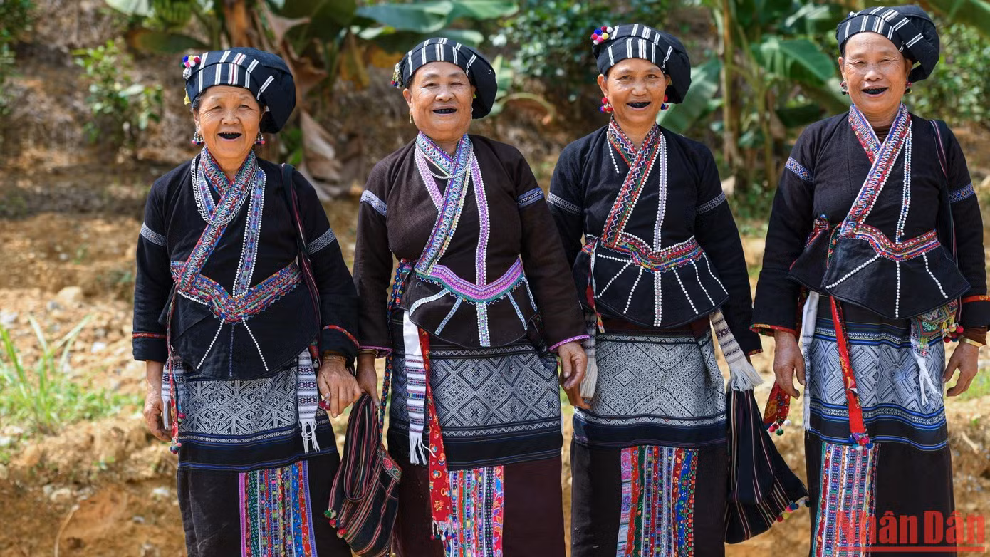Mỗi công trình nghiên cứu, sưu tầm của Hội Văn nghệ dân gian Việt Nam ở những bản làng xa xôi, ăn uống cũng chiếm một khoản phí lớn. Mỗi công trình nghiên cứu, sưu tầm của Hội Văn nghệ dân gian Việt Nam ở những bản làng xa xôi, ăn uống cũng chiếm một khoản phí lớn.