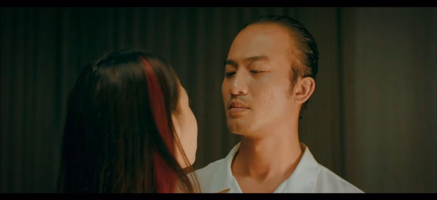 Mối quan hệ tình cảm phức tạp của tuyến nhân vật chính trong phim khiến khán giả chán nản.