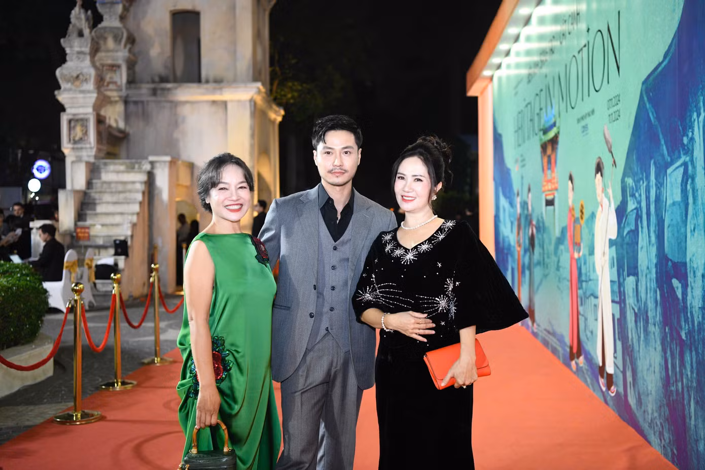 Thảm đỏ Lễ bế mạc và trao giải HANIFF 2024 cũng đón chào nhiều nghệ sĩ nổi tiếng trên màn ảnh của Việt Nam. Diễn viên Tú Oanh, Thanh Sơn và NSƯT Nguyệt Hằng cùng sải bước trên thảm đỏ. Thảm đỏ Lễ bế mạc và trao giải HANIFF 2024 cũng đón chào nhiều nghệ sĩ nổi tiếng trên màn ảnh của Việt Nam. Diễn viên Tú Oanh, Thanh Sơn và NSƯT Nguyệt Hằng cùng sải bước trên thảm đỏ.