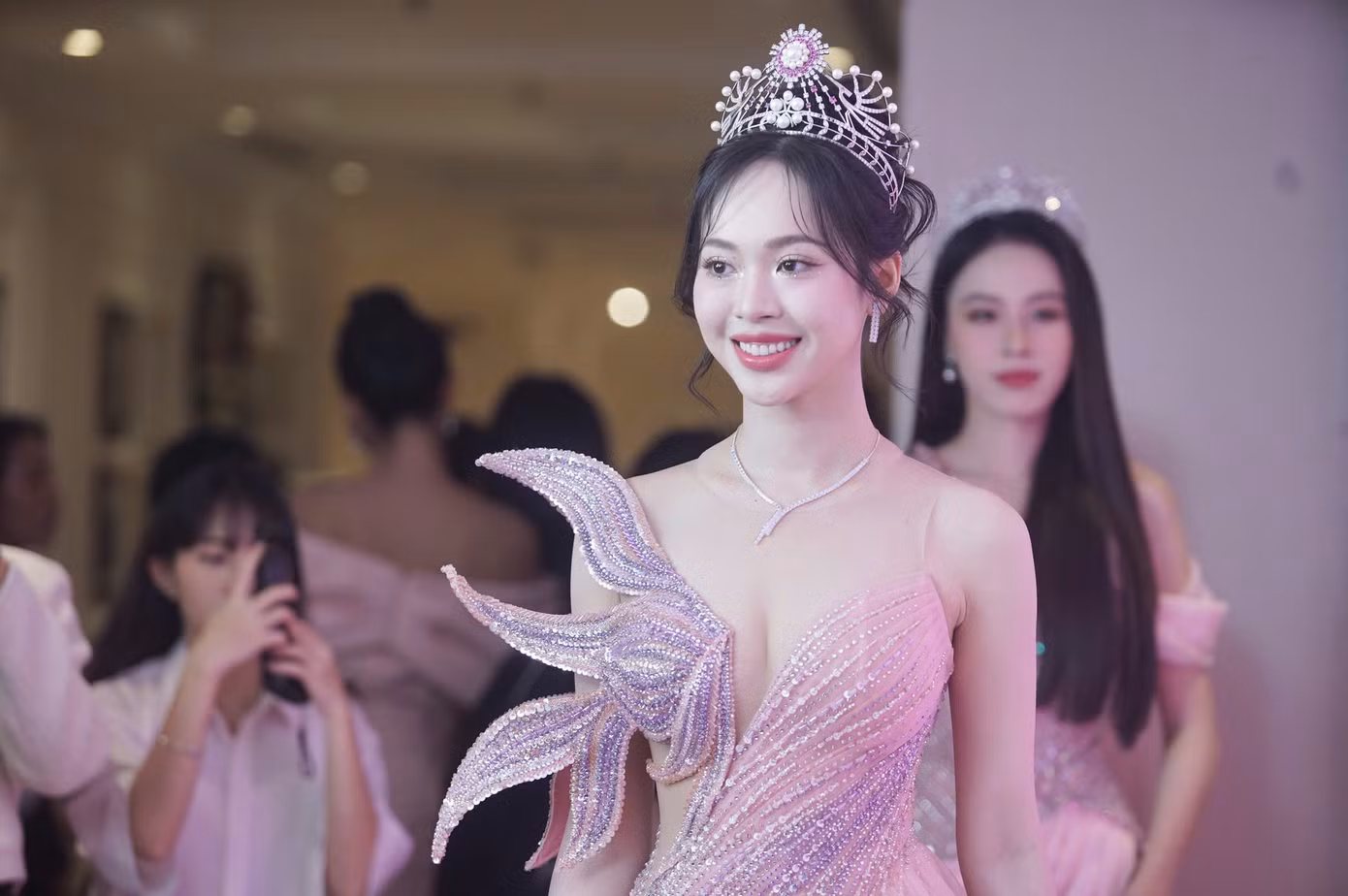 Thiết kế cách điệu phần thân trên giúp Trịnh Thùy Linh khoe dáng thon. Thiết kế cách điệu phần thân trên giúp Trịnh Thùy Linh khoe dáng thon.