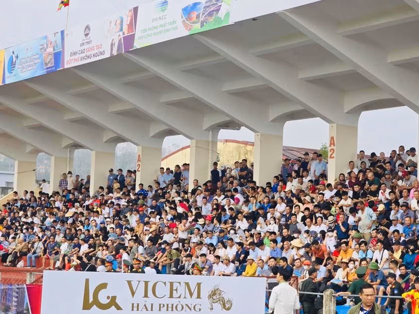 Lễ hội chọi trâu Đồ Sơn thu hút lượng lớn du khách tham dự.