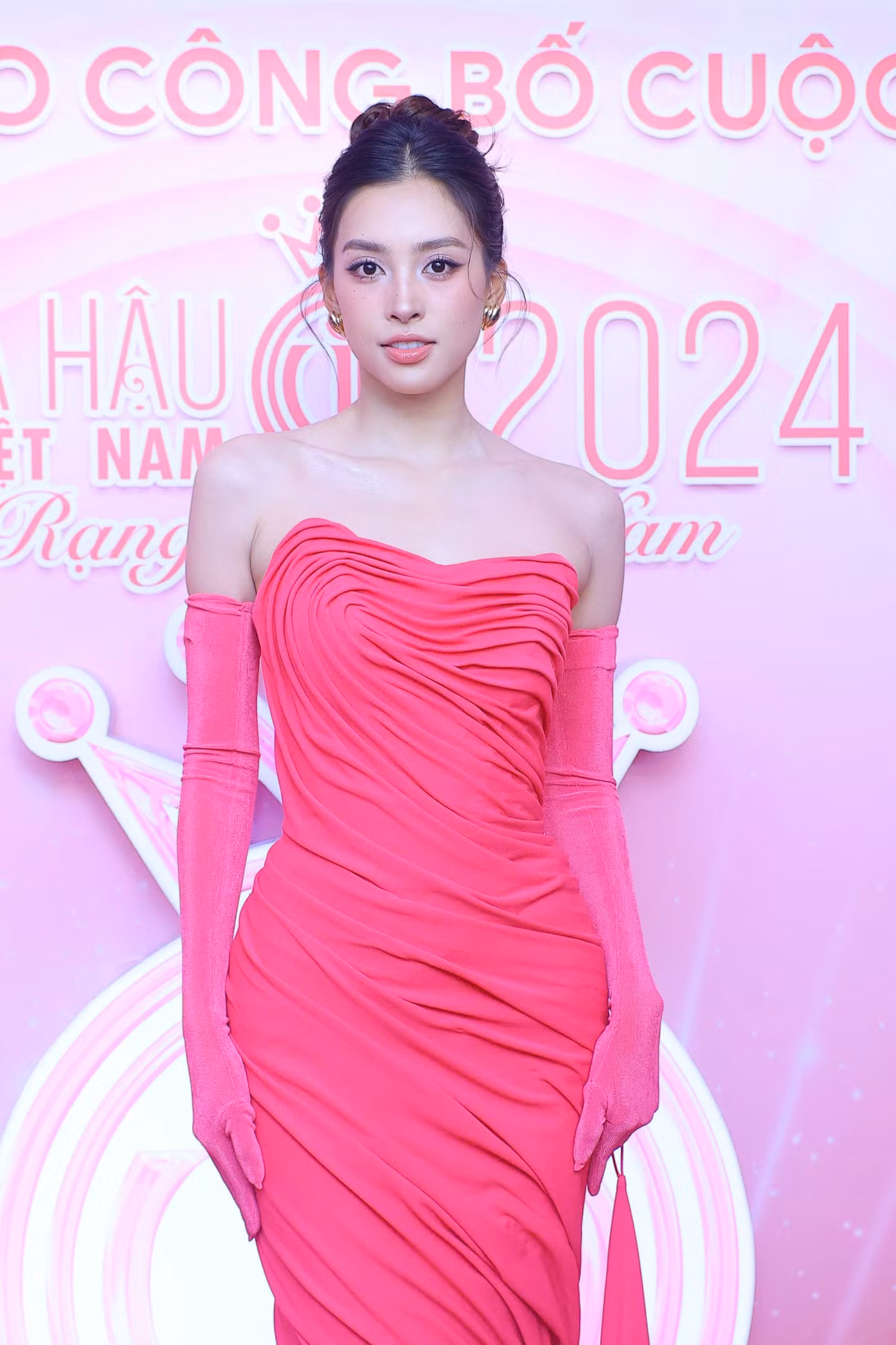 Trên thảm đỏ công bố cuộc thi HHVN 2024, HHVN 2018 Tiểu Vy diện chiếc váy hồng khoe trọn nhan sắc ngọt ngào. Dịp này, Hoa hậu Tiểu Vy chia sẻ niềm vui khi có mặt tại họp báo HHVN 2024. Người đẹp gửi lời chúc đến ban tổ chức có mùa thi hoành tráng, tìm được các thí sinh tiềm năng, tỏa sáng. Trên thảm đỏ công bố cuộc thi HHVN 2024, HHVN 2018 Tiểu Vy diện chiếc váy hồng khoe trọn nhan sắc ngọt ngào. Dịp này, Hoa hậu Tiểu Vy chia sẻ niềm vui khi có mặt tại họp báo HHVN 2024. Người đẹp gửi lời chúc đến ban tổ chức có mùa thi hoành tráng, tìm được các thí sinh tiềm năng, tỏa sáng.