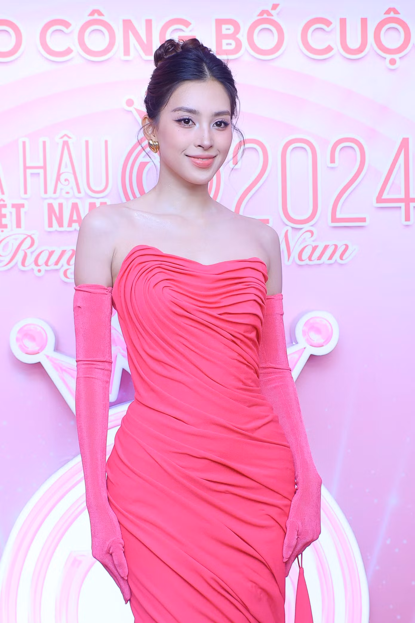 Trên thảm đỏ công bố cuộc thi HHVN 2024, HHVN 2018 Tiểu Vy diện chiếc váy hồng khoe trọn nhan sắc ngọt ngào. Dịp này, Hoa hậu Tiểu Vy chia sẻ niềm vui khi có mặt tại họp báo HHVN 2024. Người đẹp gửi lời chúc đến ban tổ chức có mùa thi hoành tráng, tìm được các thí sinh tiềm năng, tỏa sáng. Trên thảm đỏ công bố cuộc thi HHVN 2024, HHVN 2018 Tiểu Vy diện chiếc váy hồng khoe trọn nhan sắc ngọt ngào. Dịp này, Hoa hậu Tiểu Vy chia sẻ niềm vui khi có mặt tại họp báo HHVN 2024. Người đẹp gửi lời chúc đến ban tổ chức có mùa thi hoành tráng, tìm được các thí sinh tiềm năng, tỏa sáng.