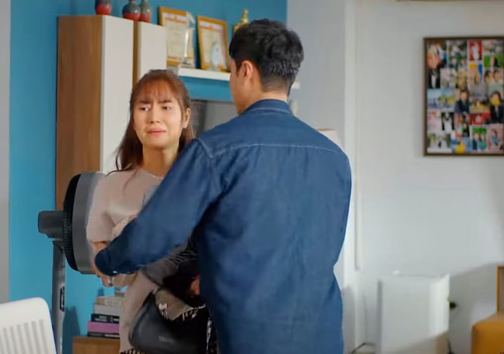 Hân (Việt Hoa) trách bà Giang "gây khó dễ" cho hai vợ chồng.