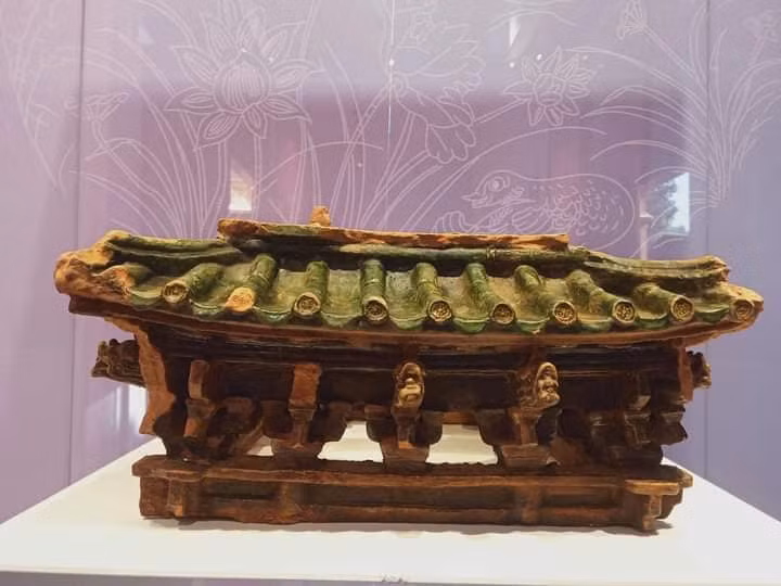 Ngoài thẻ bài, Trung tâm Bảo tồn di sản Thăng Long - Hà Nội còn có ba bảo vật khác cũng được công nhận bảo vật quốc gia lần này bao gồm Đao cẩn tam khí, lá đề trang trí phượng đất nung thời Lý và Mô hình đất nung kiến trúc thời Lê sơ. Đao cẩn tam khí niên đại thời Trần, thế kỷ XIV sở hữu hoa văn trang trí tinh xảo với nhiều đồ án khác nhau được trang trí nhắc lại ở hai mặt, tạo cảm giác hai mặt như một. Lá đề trang trí chim phượng đất nung thời Lý, niên đại thế kỷ XI. Mặc dù phần thân đã bị om, dập, mất phần bệ nhưng so với những lá đề cùng loại đã được phát hiện, lá đề này là phiên bản còn đầy đủ và đẹp nhất. Mô hình đất nung kiến trúc thời Lê sơ, niên đại thế kỷ XV là phần còn lại của một công trình hoàn thiện bao gồm một phần bộ mái và một phần bộ khung kết cấu.