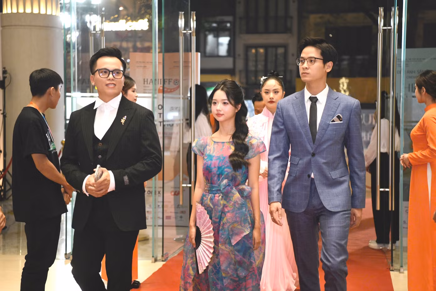 Dàn diễn viên phim Cám tham dự Lễ bế mạc và trao giải HANIFF 2024. Cám là một trong số ít phim kinh dị gia nhập CLB phim trăm tỷ đồng. Dàn diễn viên phim Cám tham dự Lễ bế mạc và trao giải HANIFF 2024. Cám là một trong số ít phim kinh dị gia nhập CLB phim trăm tỷ đồng.