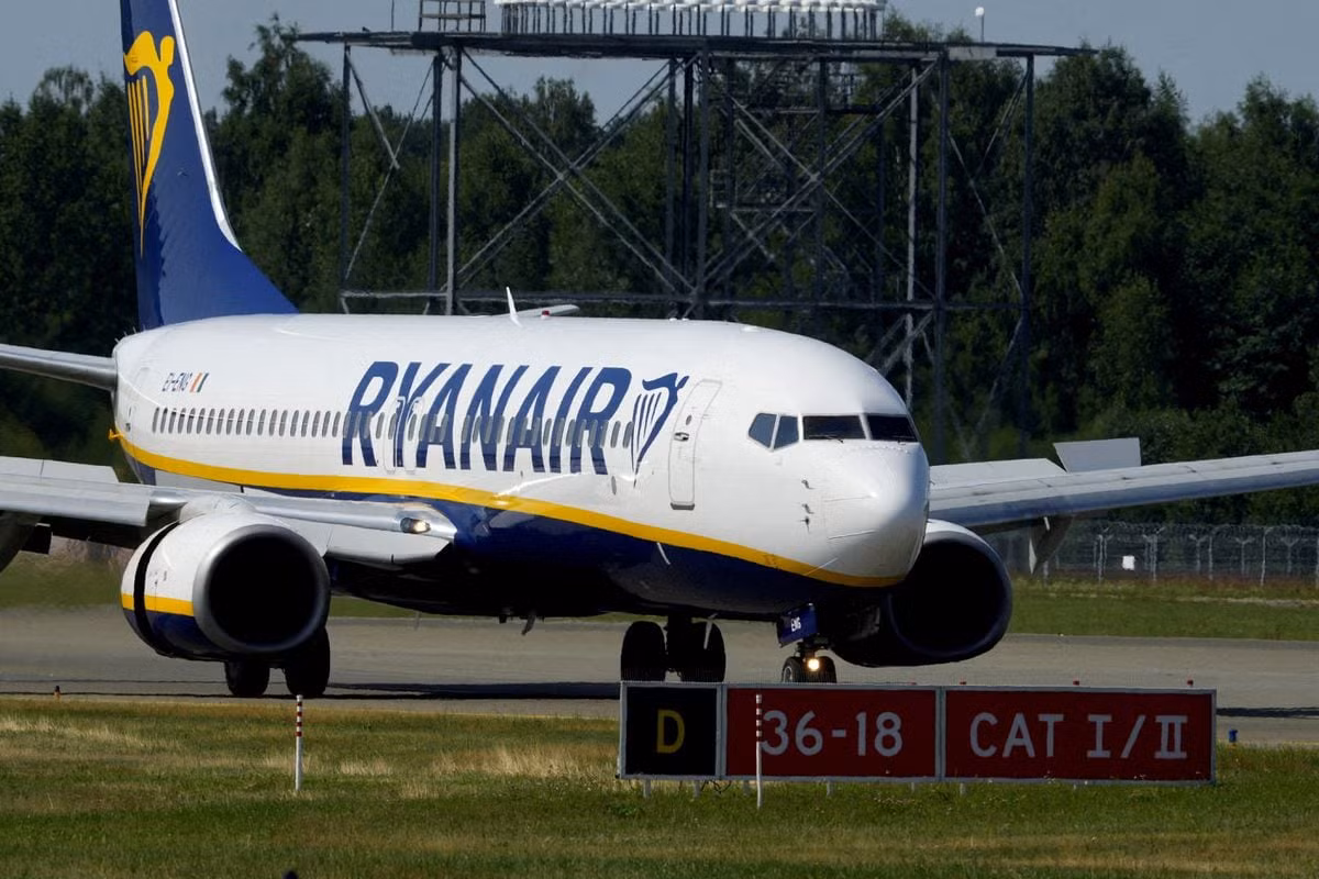 Hoạt động bay của Ryanair bị ảnh hưởng bởi sự chậm trễ giao tàu bay của Boeing. Hoạt động bay của Ryanair bị ảnh hưởng bởi sự chậm trễ giao tàu bay của Boeing.