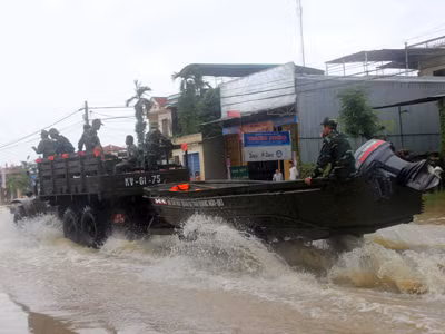 Quân đội tăng cường giúp người dân Quảng Ngãi ứng phó với lũ. Ảnh: phú đức