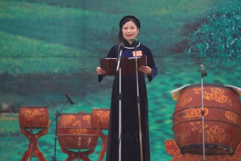 Bà Lộc Kim Tuyết, Phó chủ tịch UBND huyện Định Hóa, Trưởng ban tổ chức lễ hội Lồng Tồng 2013 phát biểu khai mạc. Ảnh: Trường Phong