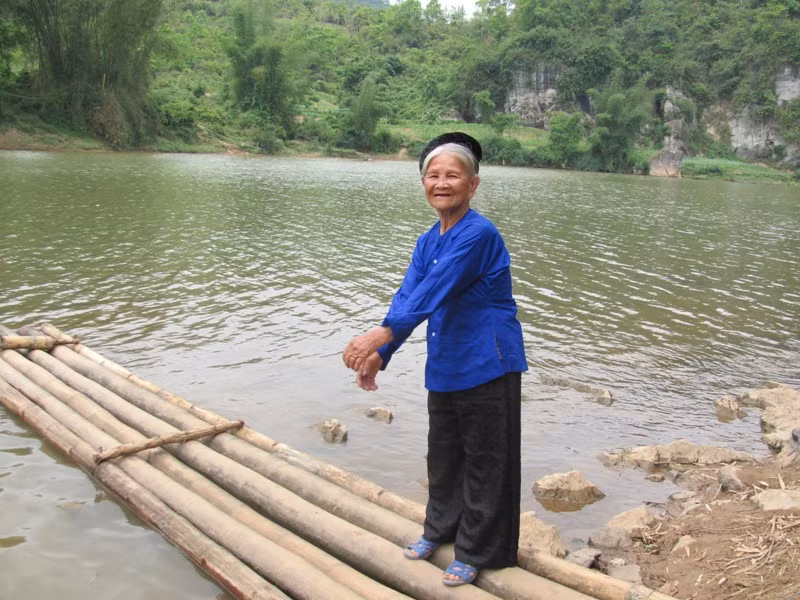 Bà Lởi nhớ lại một thời lái đò. Ảnh: Duy Chiến