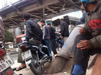 (ảnh to); Trong số lao động này, nhiều người đã bám gầm cầu Chui kiếm việc hơn 10 năm nay (ảnh nhỏ). Ảnh: Phong Cầm