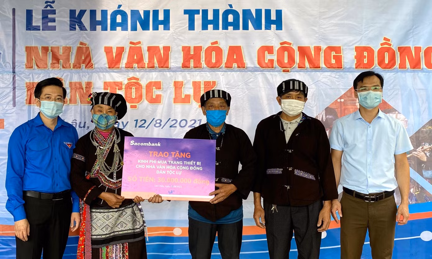 Dịp khánh thành, Sacombank trao tặng thêm 30 triệu đồng để mua trang thiết bị cho nhà văn hóa. Dịp khánh thành, Sacombank trao tặng thêm 30 triệu đồng để mua trang thiết bị cho nhà văn hóa.