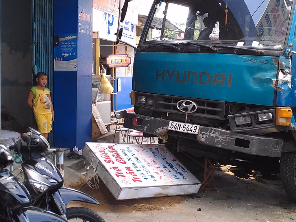 Chiếc xe dừng lại sau khi đâm vào sau xe vệ sinh và nhà dân
