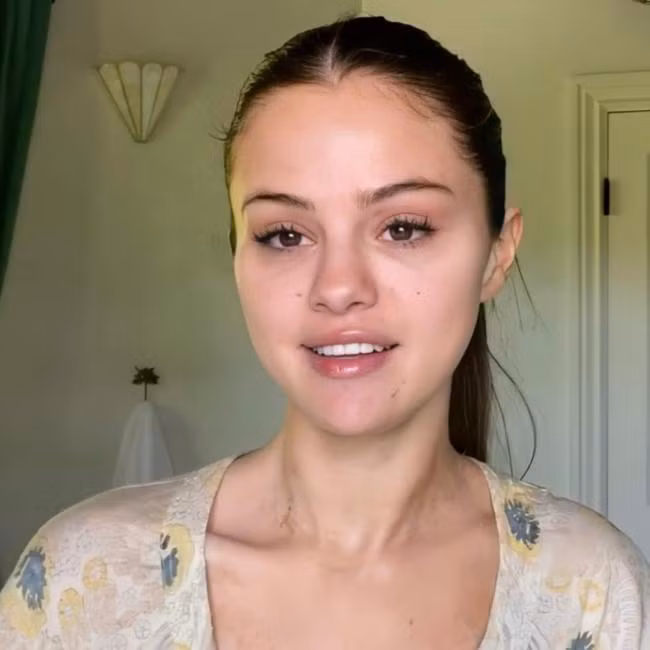 Selena Gomez là một trong những người nổi tiếng chăm chỉ khoe mặt mộc cả ngoài đời và trên mạng xã hội. Khi không dùng son phấn, nữ ca sĩ 30 tuổi trông trẻ hơn tuổi thật khá nhiều.