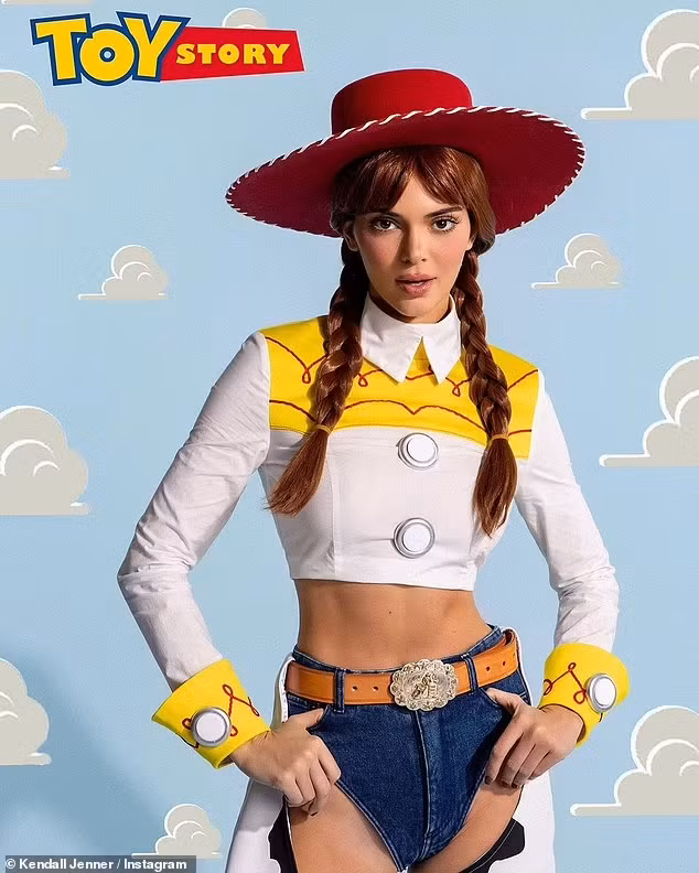 Không kém cạnh em gái, Kendall Jenner gây bão mạng với hình tượng nhân vật Jessie trong Toy Story. Nhiều fan của Kendall còn đùa rằng đây chính là poster chính thức của nhân vật Jessie phiên bản live-action do cô thủ vai.