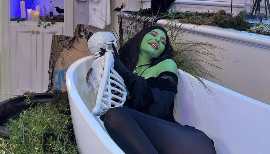 Kylie Jenner "mở hàng" mùa Halloween bằng màn hóa thân thành nhân vật phù thủy Wicked Witch (trong series phim Phù thủy xứ Oz). Được biết, màn hóa trang này được Kylie mang đến chuỗi Vlog trò chuyện của Hailey Bieber - Who's in My Bathroom.