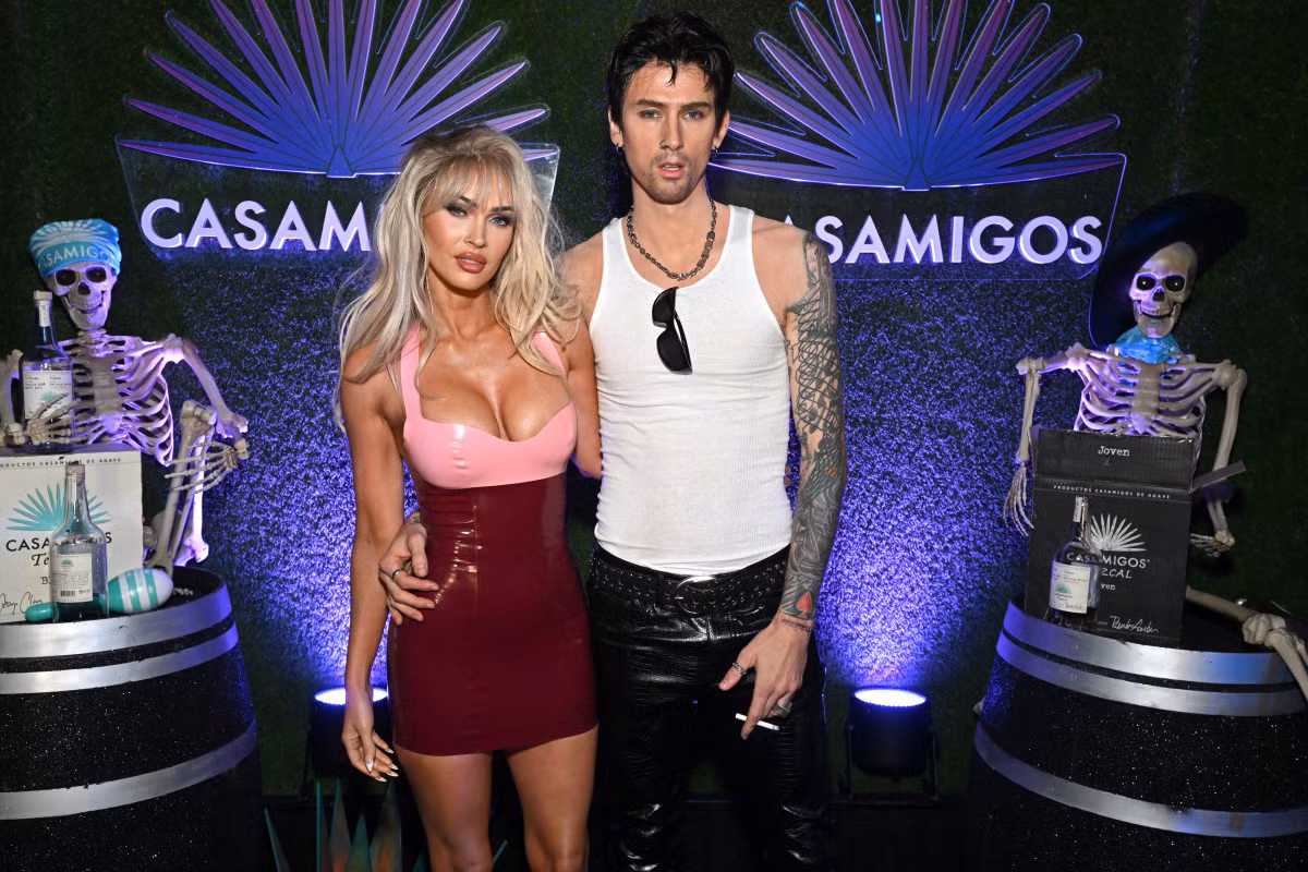 "Cặp đôi chiêu trò" Megan Fox và Machine Gun Kelly nắm tay nhau hóa thân thành cặp vợ chồng thị phi một thời Tommy Lee and Pamela Anderson.