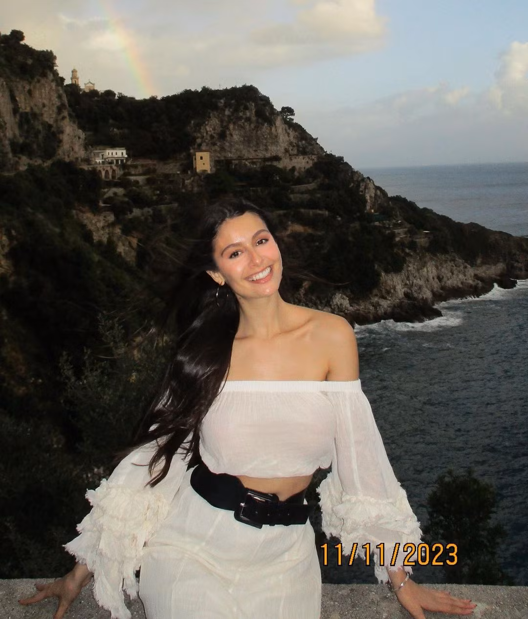 Carolina Mia Gomez có chiều cao ấn tượng 1,77 m và vẻ ngoài được nhận xét rạng ngời, tươi trẻ.