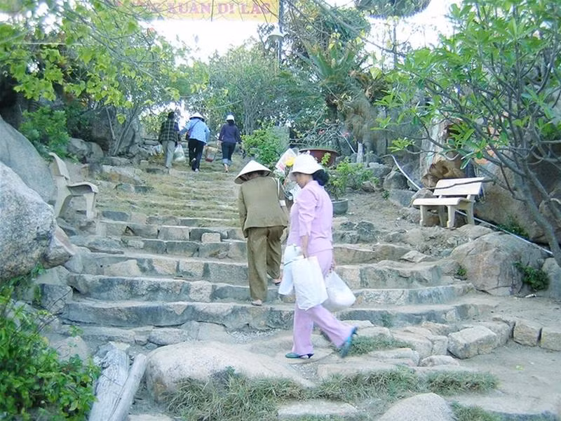 Đường lên Hòn Đỏ Đường lên Hòn Đỏ