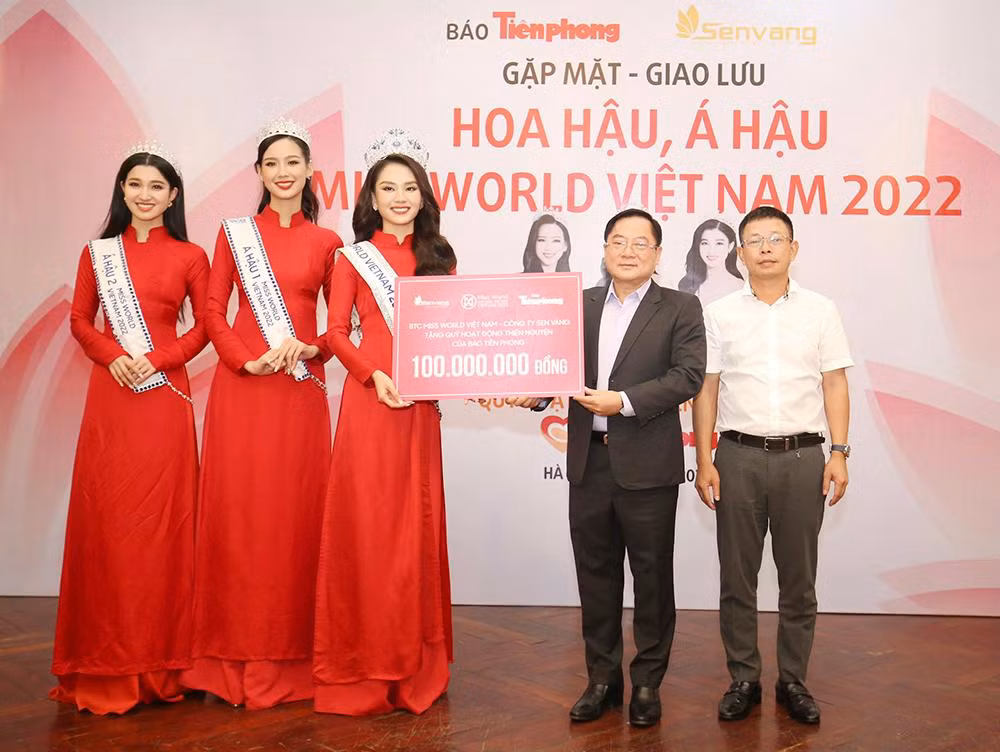 Top 3 Miss World Vietnam cũng thay mặt ban tổ chức Miss World Vietnam 2022 gửi số tiền là 100 triệu đồng cho quỹ thiện nguyện của báo Tiền Phong. Ảnh: Như Ý.