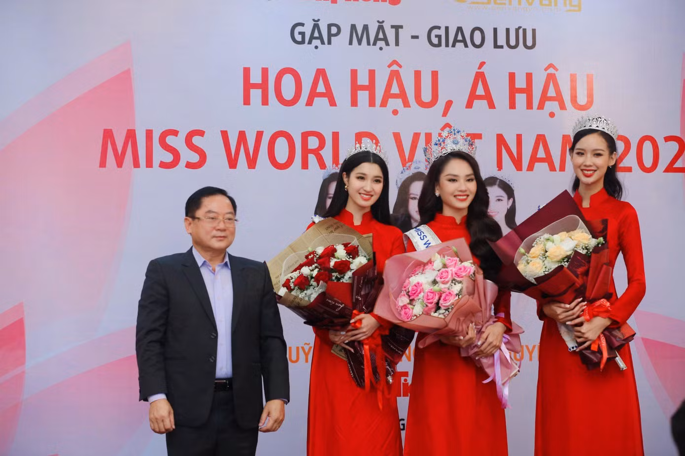 Nhà báo Lê Xuân Sơn – Tổng biên tập báo Tiền Phong bày tỏ sự vui mừng khi được đón tiếp các Hoa hậu, Á hậu đến gặp mặt và giao lưu với cán bộ phóng viên báo Tiền Phong.
