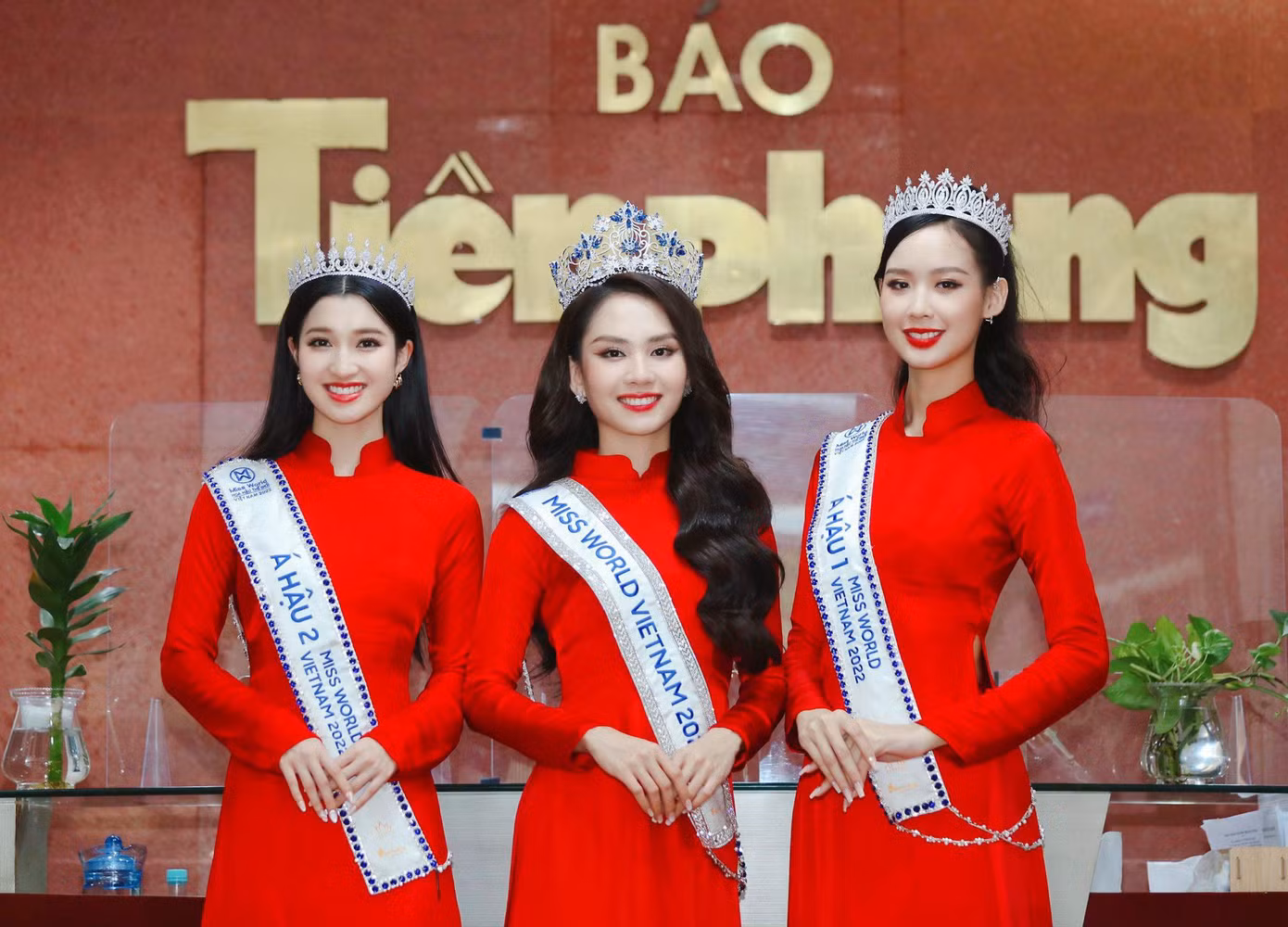 Ba người đẹp chọn trang phục áo dài tông màu đỏ duyên dáng, nền nã nhưng cũng không kém phần nổi bật.