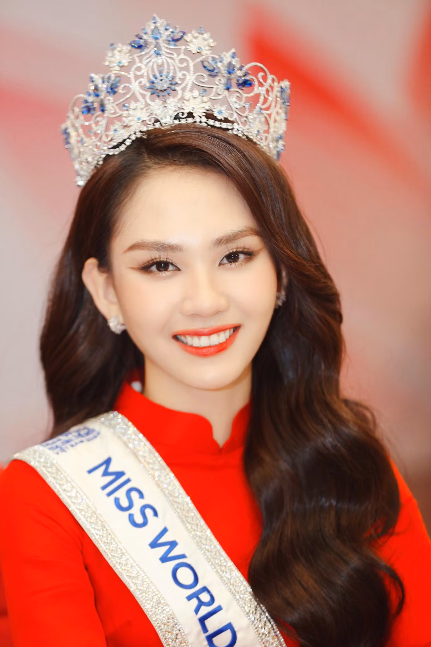 Hoa hậu Mai Phương khoe sắc ngọt ngào, tinh tế nhưng không kém phần thông minh.