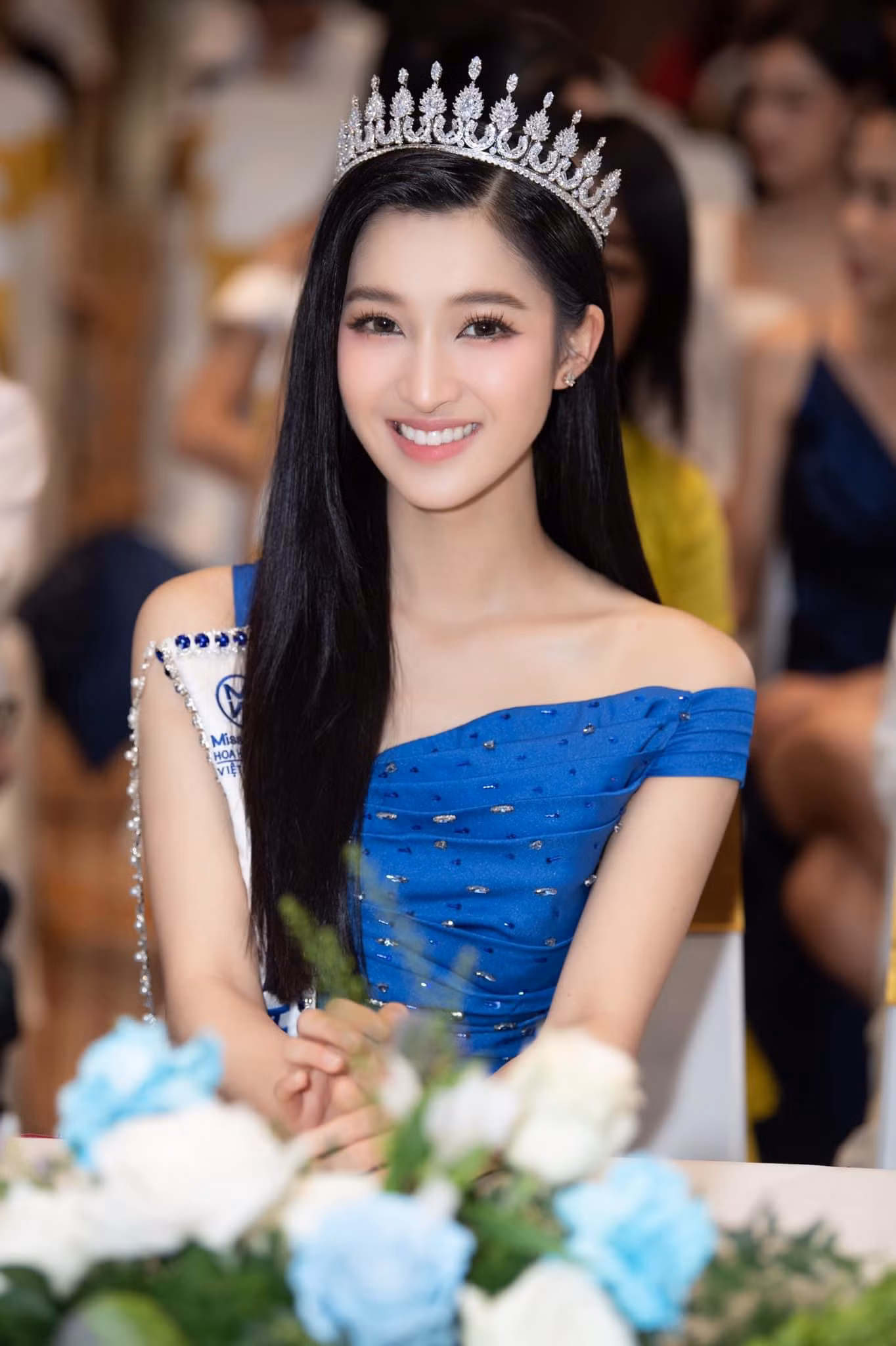 Á hậu Phương Nhi.