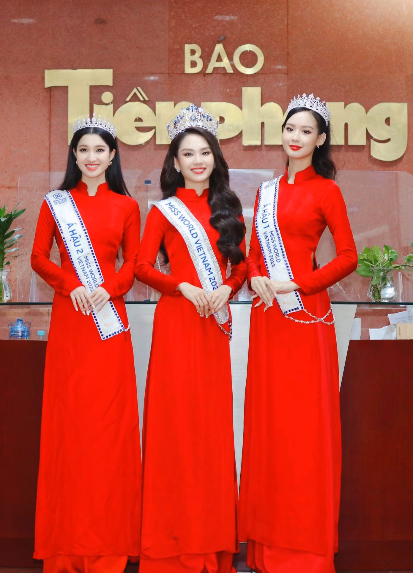 Chiều 24/8, Hoa hậu Huỳnh Nguyễn Mai Phương, Á hậu 1 Lê Nguyễn Bảo Ngọc và Á hậu 2 Nguyễn Phương Nhi đã có mặt tại Hà Nội để tham dự buổi giao lưu với độc giả báo Tiền Phong. Đây cũng là lần đầu tiên top 3 Miss World Vietnam 2022 ghé thăm thủ đô sau khi đăng quang.