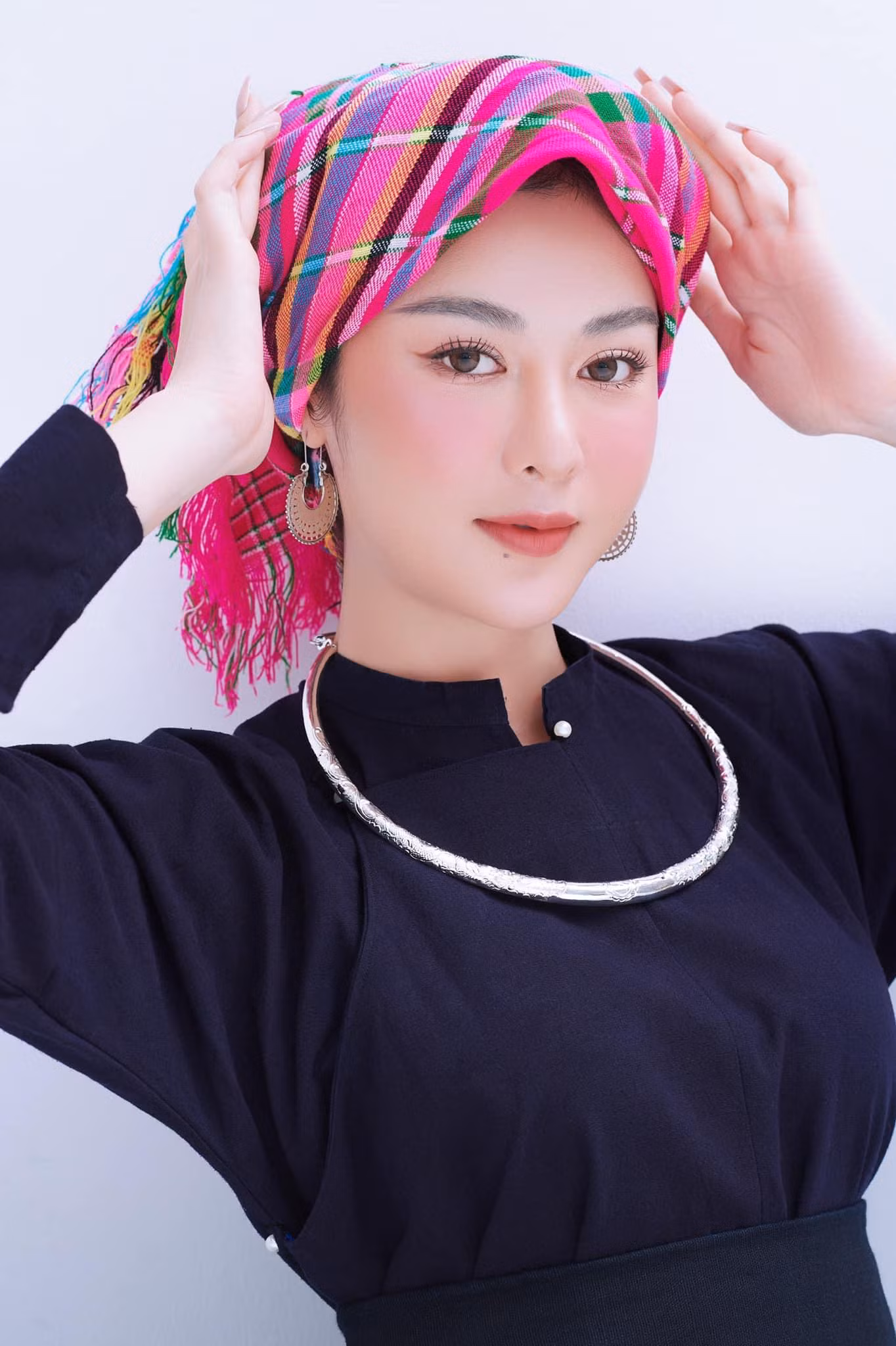 Nguyễn Hồng Diễm sinh năm 1998, là người dân tộc Tày đến từ Cao Bằng. Nguyễn Hồng Diễm sinh năm 1998, là người dân tộc Tày đến từ Cao Bằng.