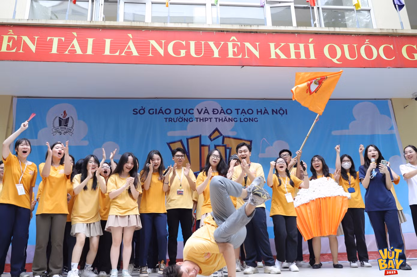 Tiết mục "ke đầu" đỉnh cao của các bạn học sinh đến từ CLB Thăng Long Cuisine (CLB Ẩm thực trường THPT Thăng Long). Tiết mục "ke đầu" đỉnh cao của các bạn học sinh đến từ CLB Thăng Long Cuisine (CLB Ẩm thực trường THPT Thăng Long).