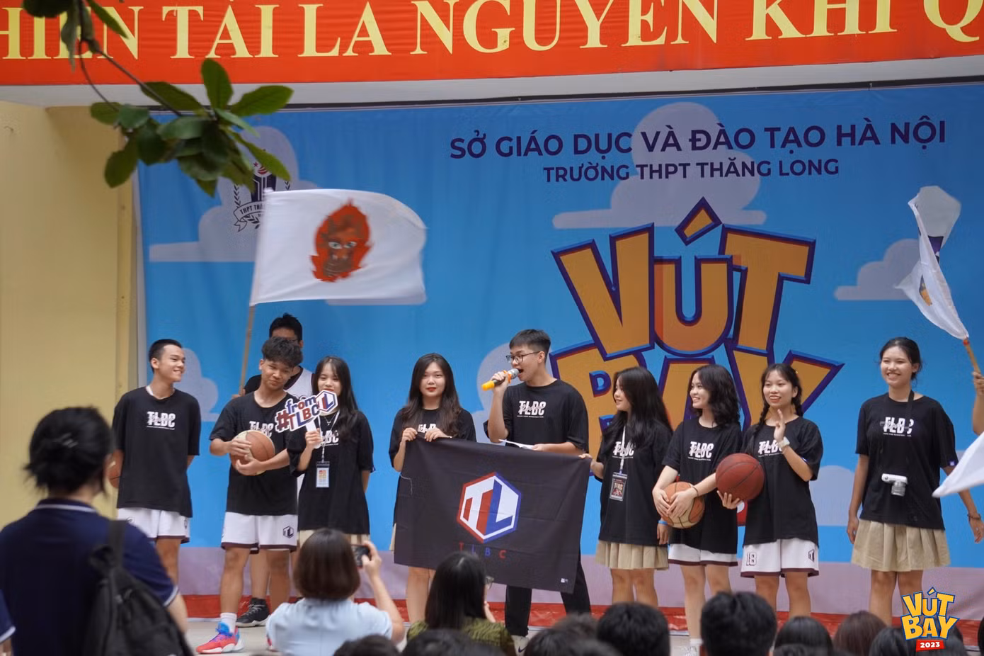 Thang Long Basketball Club với màn trình diễn bóng rổ ấn tượng trên sân khấu. Thang Long Basketball Club với màn trình diễn bóng rổ ấn tượng trên sân khấu.