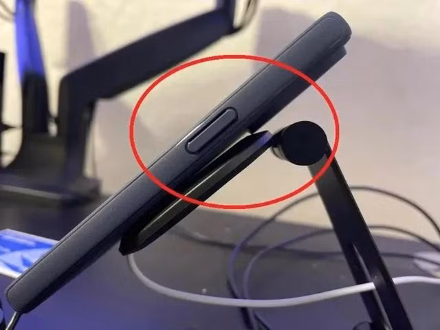 iPhone 14 Pro không thể tương thích sạc không dây.