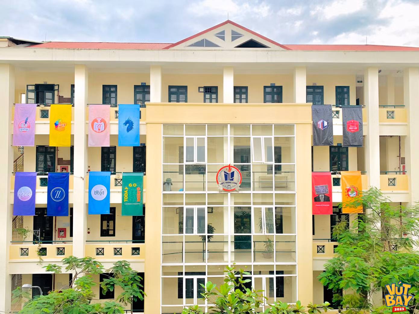Lá cờ biểu tượng của 12 câu lạc bộ - niềm tự hào Rồng bay. Lá cờ biểu tượng của 12 câu lạc bộ - niềm tự hào Rồng bay.