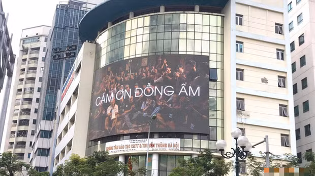 Đen Vâu từng thuê biển quảng cáo tại nhiều nơi để gửi lời cảm ơn đến fan của mình. Đen Vâu từng thuê biển quảng cáo tại nhiều nơi để gửi lời cảm ơn đến fan của mình.