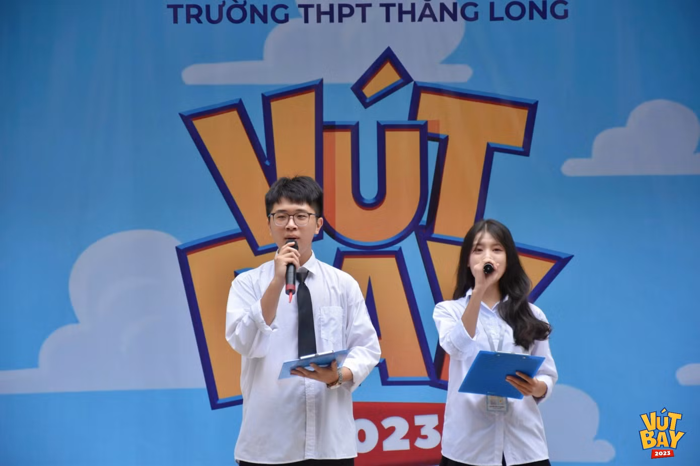 MC chương trình dẫn lời khai mạc Ngày hội âm nhạc. MC chương trình dẫn lời khai mạc Ngày hội âm nhạc.