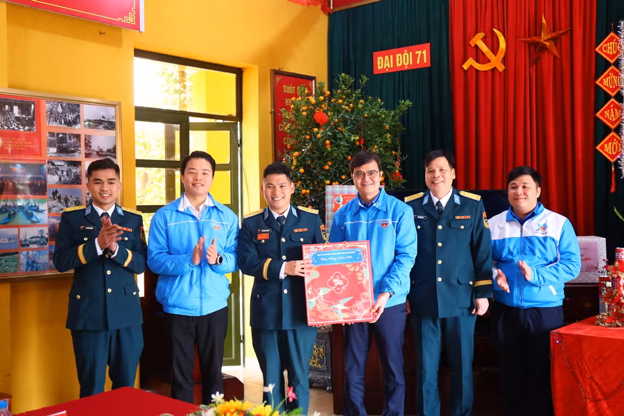 Cùng ngày, đồng chí Bùi Quang Huy cùng đoàn đã tới thăm chúc Tết cán bộ, chiến sĩ Đại đội 71, Trung đoàn 280, Sư đoàn 361, Quân chủng Phòng không - Không quân. Cùng ngày, đồng chí Bùi Quang Huy cùng đoàn đã tới thăm chúc Tết cán bộ, chiến sĩ Đại đội 71, Trung đoàn 280, Sư đoàn 361, Quân chủng Phòng không - Không quân.