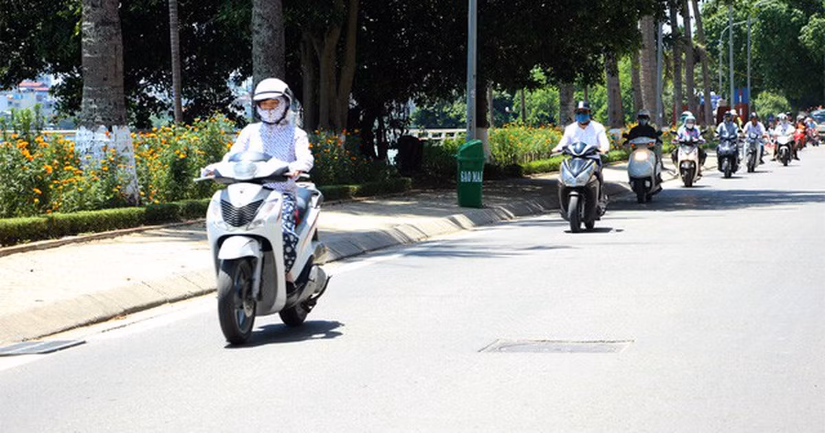Các bác sĩ khuyến cáo người dân nên hạn chế ra đường vào khung giờ 11-15h những ngày nắng nóng cao điểm trên 35 độ C.