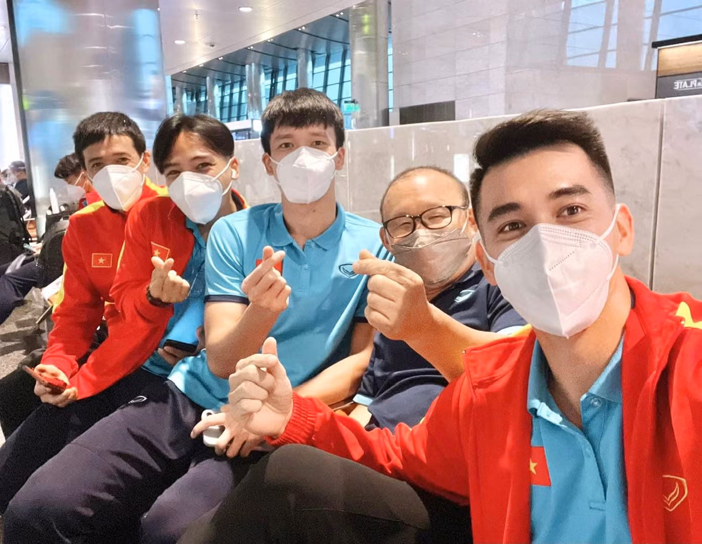 Thầy trò HLV Park cùng chụp ảnh selfie.