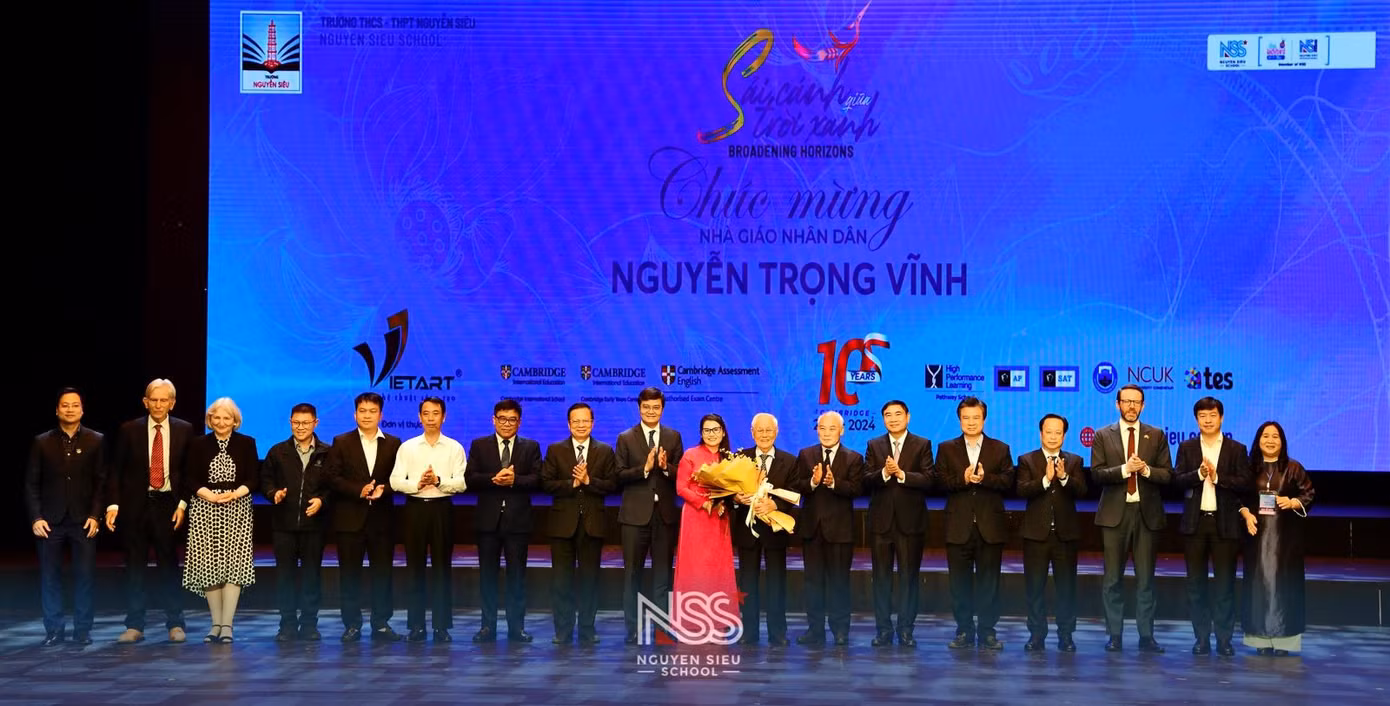Các đại biểu, khách mời chúc mừng Nhà giáo Nhân dân Nguyễn Trọng Vĩnh. Các đại biểu, khách mời chúc mừng Nhà giáo Nhân dân Nguyễn Trọng Vĩnh.