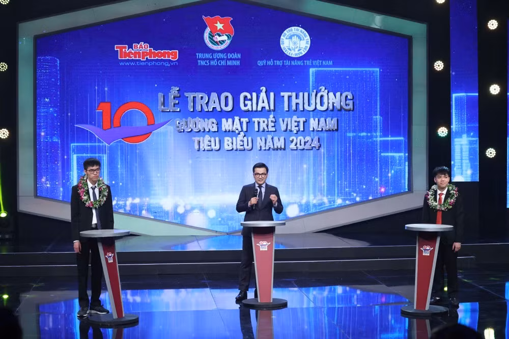 GS. Trần Xuân Bách và hai đại diện Gương mặt trẻ Việt Nam tiêu biểu năm 2024 ở lĩnh vực Học tập.