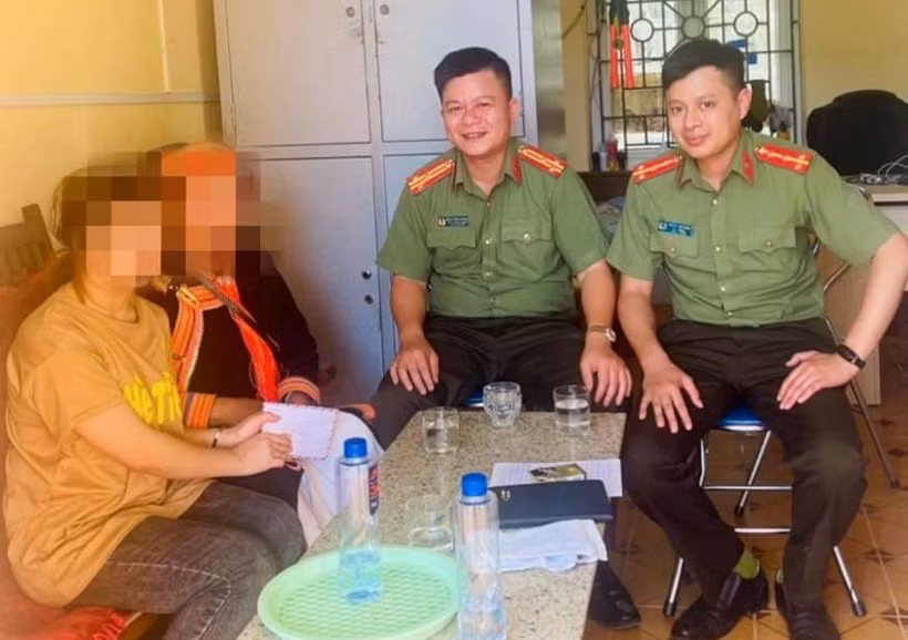 Lãnh đạo Phòng tham mưu Công an tỉnh Lai Châu đến thăm hỏi động viên cháu T. (Ảnh: CA Lai Châu).