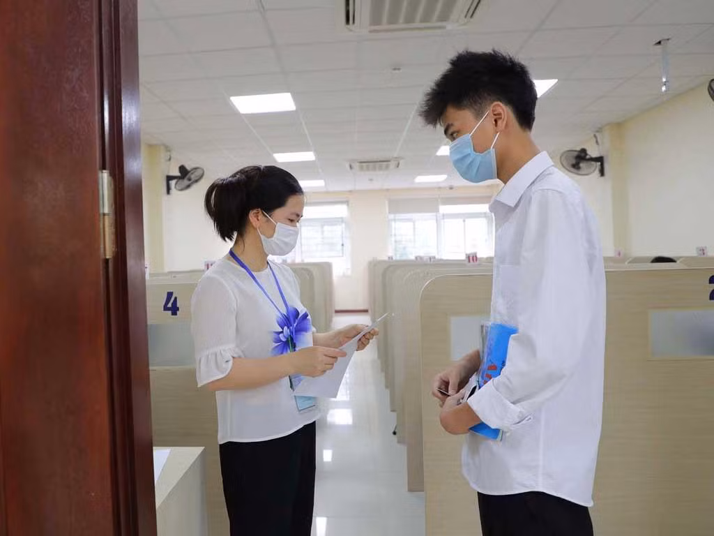 Thí sinh vào phòng thi, kỳ thi đánh giá năng lực đợt 1 của ĐH Quốc gia Hà Nội năm 2021. (Ảnh: Ngọc Diệp)
