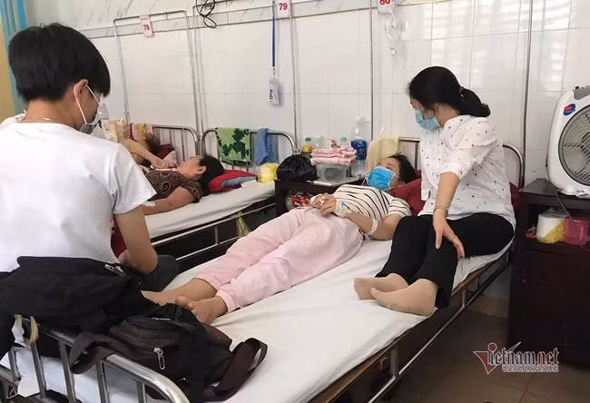 Hoàng Thị Tr., một trong 3 nữ sinh được Nhã cứu sống hiện đang điều trị tại Bệnh viện Trung ương Huế. (Ảnh: Vietnamnet)